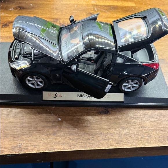 Nissan 350Z Black Model Car - Picture 3 of 3